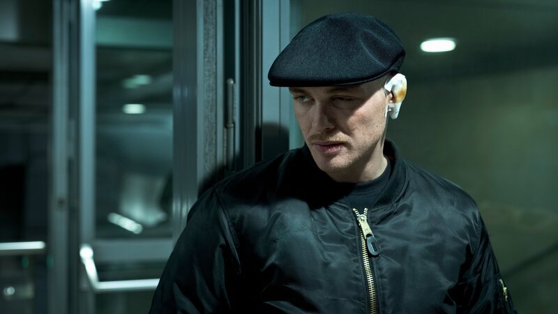 Karl (David Schütter) überwacht die Vorbereitungen für den geplanten Anschlag. – Bild: Krzysztof Wiktor /​ ZDF