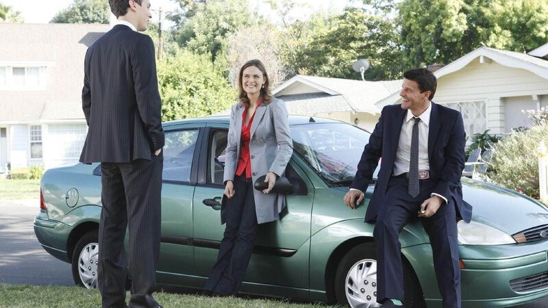 Der Psychologe Sweets (John Francis Daley, l.) warnt Brennan (Emily Deschanel) und Booth (David Boreanaz) vor der heilen Welt der Vorstadt-Siedlung. – Bild: TVNOW /​ FOX