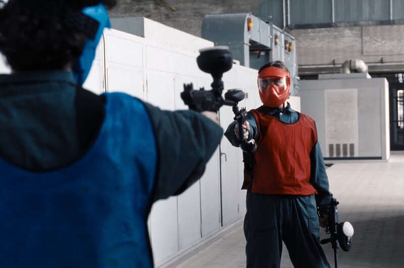 Ben (Shadi Eck, l.) und Rick (Alessandro Schuster, r.) stehen sich beim Paintball-Match gegenüber. – Bild: ZDF und Philipp Pfeiffer