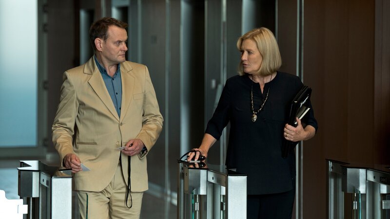 Die Verfassungsschützer Florian Keppler (Devid Striesow) und Dr. Gräf (Suzanne von Borsody) sind auf der Jagd nach der rechtsextremen Terroristin Ira Tetzel. – Bild: Krzysztof Wiktor /​ ZDF und Krzysztof Wiktor