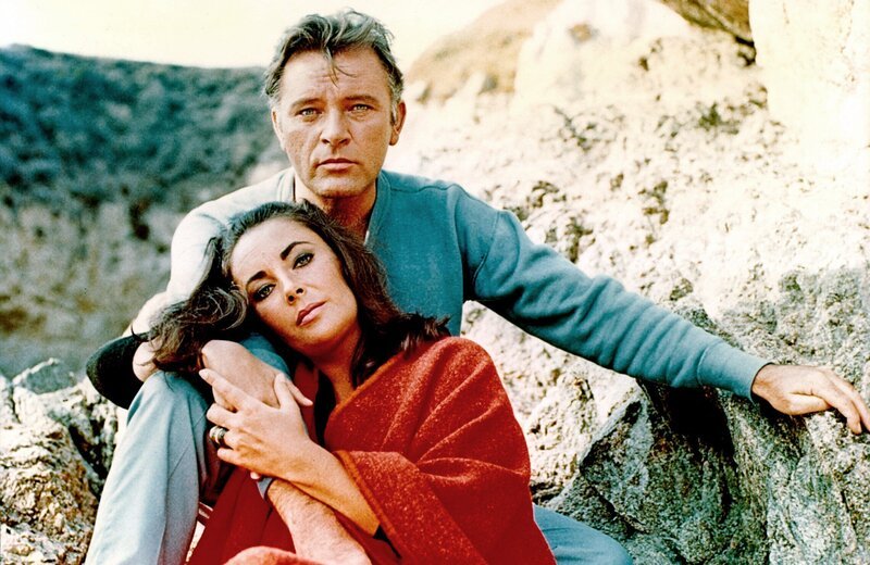 Richard Burton und Elizabeth Taylor waren gleich zweimal miteinander verheiratet – und ließen sich zweimal voneinander scheiden. Ihre stürmische Beziehung hielt und brach und hielt bis zu Burtons Tod. (Archivfoto). – Bild: ORF/​WDR/​imago images/​Everett Collection