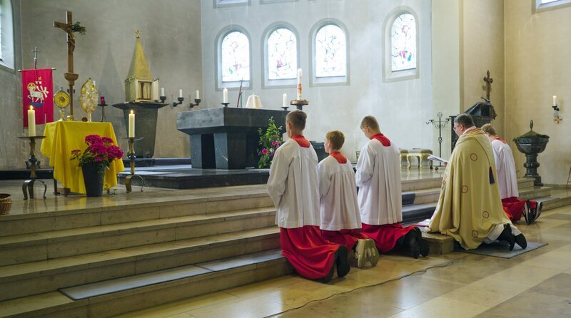 Bei der Profanierung, also der Entweihung des Kirchengebäudes, werden die Reliquien ein letztes Mal angebetet, bevor sie aus dem Kirchengebäude getragen werden. – Bild: HR/​Radio Bremen/​Katja Döhne