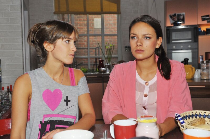 Pia (Isabell Horn, li.) bemerkt, dass Jasmin (Janina Uhse) die Tatsache, dass Dominik Zuflucht bei Emily gesucht hat, absolut nicht verstehen kann. – Bild: RTL