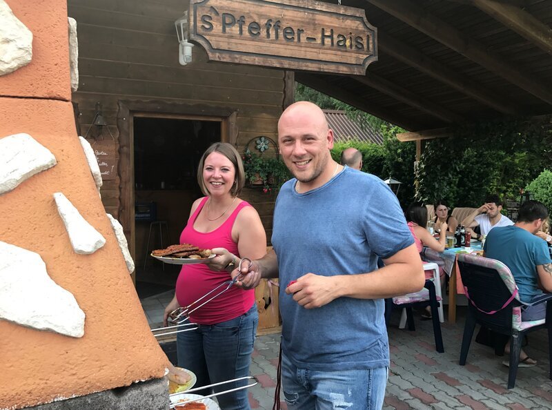 Sonja und Martin Straßmaier sind tief mit Steinberg am See verwurzelt. Später wollen sie die Pension von Sonjas Mutter übernehmen. – Bild: BR/​Dominique Klughammer