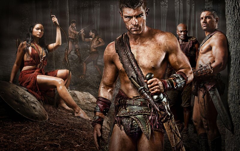 Machen den Römern das Leben schwer: Mira (Katrina Law), Spartacus (Liam McIntyre), Drago (Peter Mensah) und Crixus (Manu Bennett). – Bild: RTL Crime
