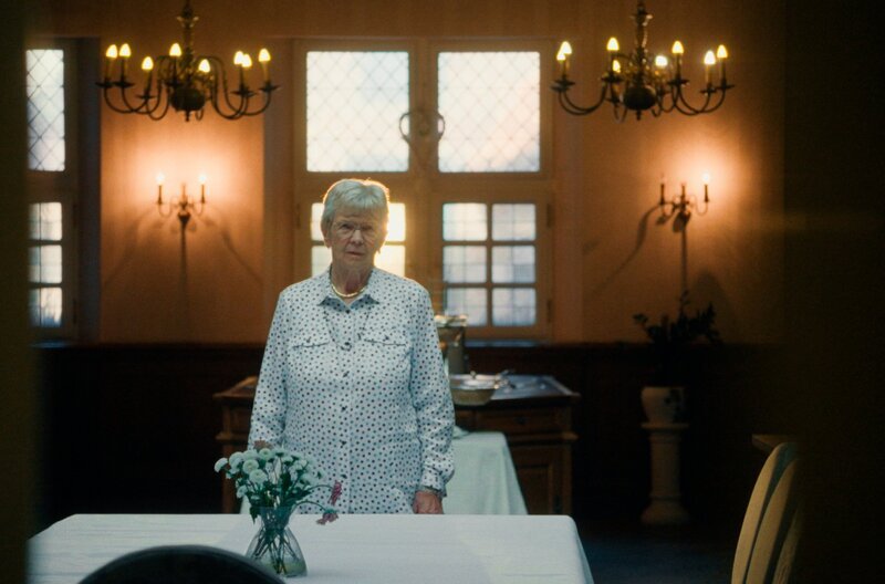 Die Großmutter Margaretha Holt erfuhr von der Verhaftung ihres Enkels aus der Zeitung. – Bild: NDR/SWR/Frisbeefilms/Jürgen Rehberg Die Großmutter Margaretha Holt erfuhr von der Verhaftung ihres Enkels aus der Zeitung. – Bild: NDR/SWR/Frisbeefilms/Jürgen Rehberg