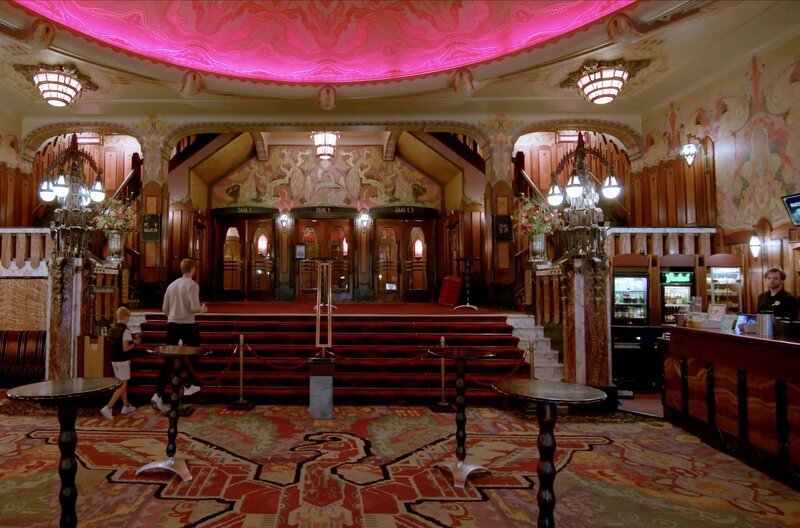 Das prunkvoll ausgestattete Foyer des Königlichen Theaters Tuschinski vereint Elemente des Jugendstils, des Art déco und der Amsterdamer Schule. – Bild: SR/​DokFabrik