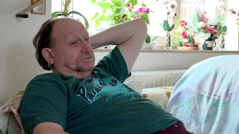 Michael trauert um seine kürzlich verstorbene Frau Gudrun. Michael hat sie bis kurz vor ihrem Tod aufopferungsvoll zuhause gepflegt. Die Leere in der Wohnung setzt dem Witwer schwer zu. – Bild: RTLZWEI