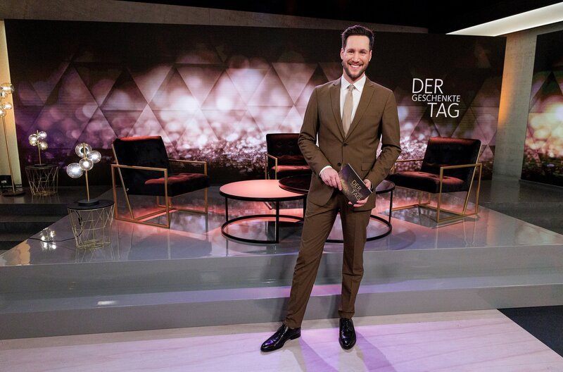 Die Publikumsshow mit den außergewöhnlichen Herzenswünschen geht in die nächste Runde. Manchmal benötigen Träume etwas Hilfe vom Fernsehen, damit sie in Erfüllung gehen. Wenn Sven Kroll (vorn) mit dem WDR-Wunschmobil auftaucht, werden Erlebnisse verschenkt, die man mit Geld nicht kaufen kann. – Bild: WDR/​Tilman Schenk