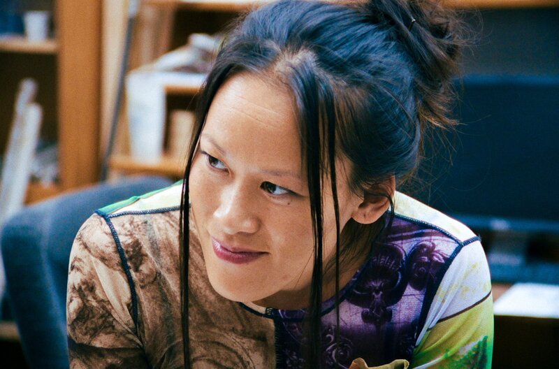 Julie (Diem Nguyen), die Leiterin des Zeichenkurses, spricht Robin Mut zu. – Bild: SWR/​Filmakademie Baden-Württemberg
