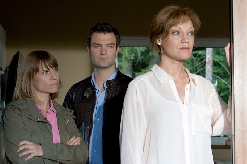 SOKO Kitzbühel Staffel 11 Folge 6 Die Kommissarin sprechen mit der Mutter des Opfers: Kristina Sprenger als Karin Kofler, Jakob Seeböck als Lukas Roither, Marion Mitterhammer als Lydia Fuchs – Bild: SRF/​ORF