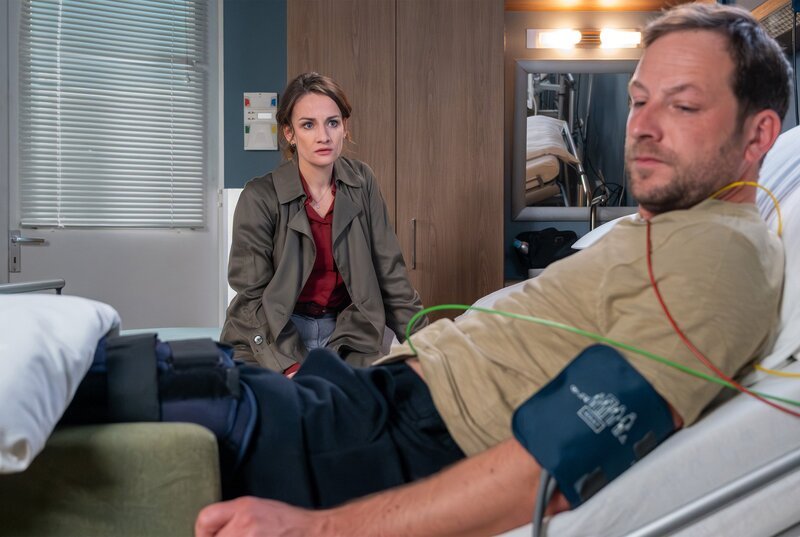 Hilda Renner (Karoline Teska) erzählt ihrem Ex-Mann Lars (Martin Geisen), dass ihre erwarteten Zwillinge miteinander verwachsen sind. Hilda steht vor der schweren Entscheidung, ob sie die Schwangerschaft fortsetzen soll. Lars’ Passivität, die bereits der Hauptgrund für ihre Trennung war, führt dabei erneut zu einem Streit zwischen den beiden. – Bild: MDR/​Sebastian Kiss