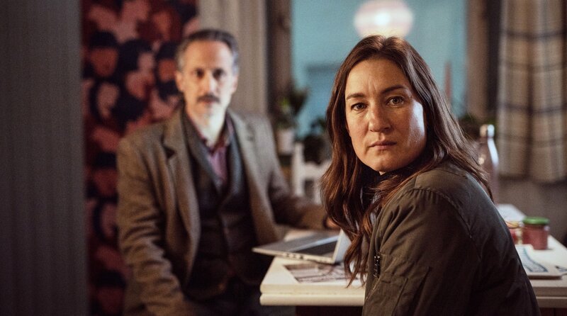 Ferdinand Zankl (Michael Ostrowski) und Frederike Bader (Marie Leuenberger) schauen zur Tür. – Bild: BR/​ARD Degeto Film/​Hager Moss Film GmbH/​Bernd Schuller
