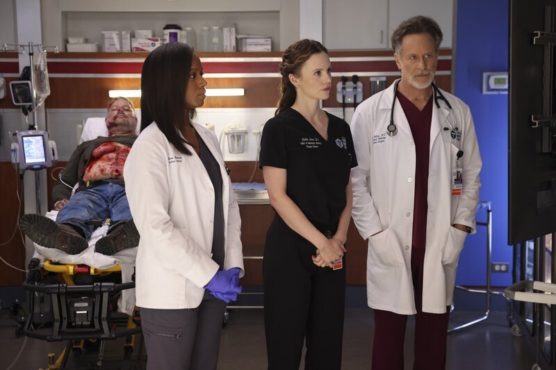 CHICAGO MED -- „Take a Look in the Mirror“ Episode 1013 -- Pictured: (l-r) Ashlei Sharpe Chestnut as Naomi Howard, Sarah Ramos as Dr. Caitlin Lenox, Steven Weber as Dr. Dean Archer – Bild: NBC /​ George Burns Jr/​NBC /​ NBCUniversal Media, LLC.
