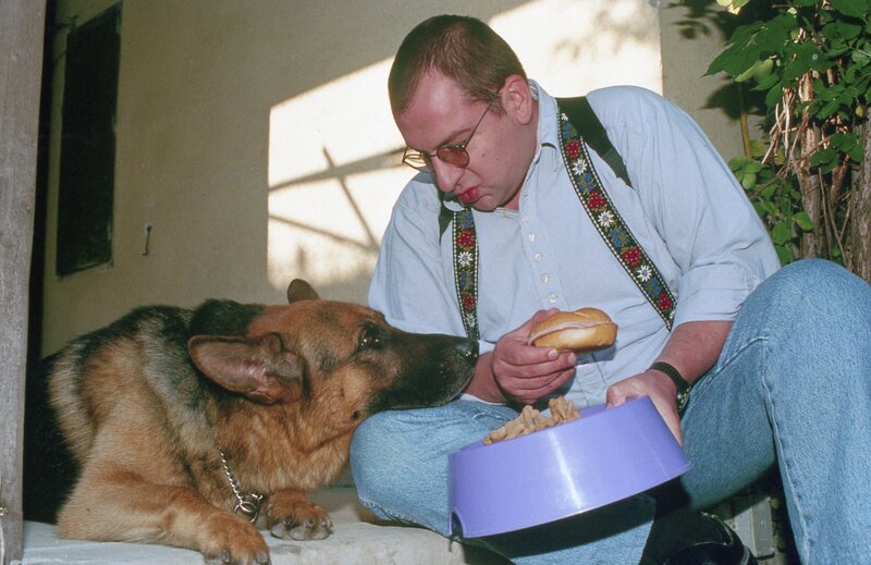 Wolf Bachofner (Peter Höllerer). – Bild: ORF 1