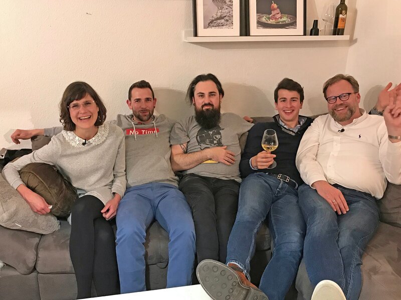 V.l.: Janina, Gastgeber Manuel, Marko, Neal und Martin – Bild: TVNOW /​ ITV Studios