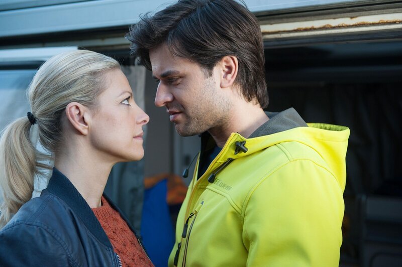 Sonja (Anne Apitzsch) und Paco (Milos Vukovic) treffen sich zufällig am Bulli von Micki und Tobias. Unvorsichtig wollen sie sich ihrer Leidenschaft hingeben, als sie plötzlich gestört werden … – Bild: RTL Passion