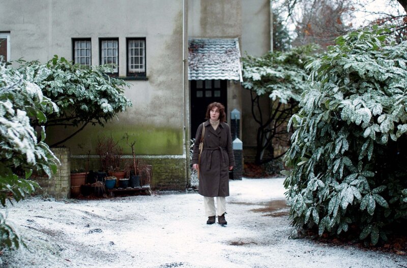 Trotz ihrer Schwangerschaft ist Etty (Julia Windischbauer) entschlossen, in die Außenstelle des Judenrats im Lager Westerbork zu wechseln. Auch wenn niemand für ihre Sicherheit garantieren kann, will sie sich dem Schicksal ihres Volkes nicht entziehen. – Bild: Anne Wilk/​Mark de Blok/​Reiner Bajo
