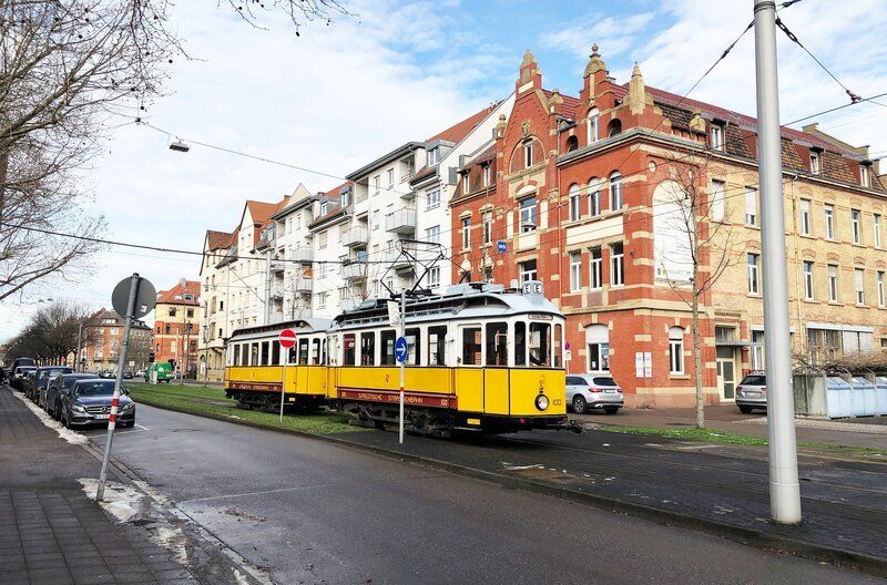 Straßenbahn des Straßenbahnmuseums Karlsruhe in der Gerwigstraße. Mitglieder des Treffpunkt Schienennahverkehr Karlsruhe halten es am Laufen. – Bild: SWR/​Alexander Schweitzer