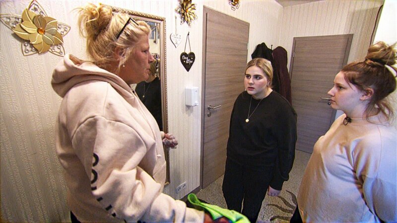 In letzter Zeit rasseln die 19-jährige Estefania und ihre drei Jahre jüngere Schwester Loredana (re.) ständig aneinander. Dieser Megazoff nervt die restliche Familie massiv – allen voran Silvia. – Bild: RTLZWEI