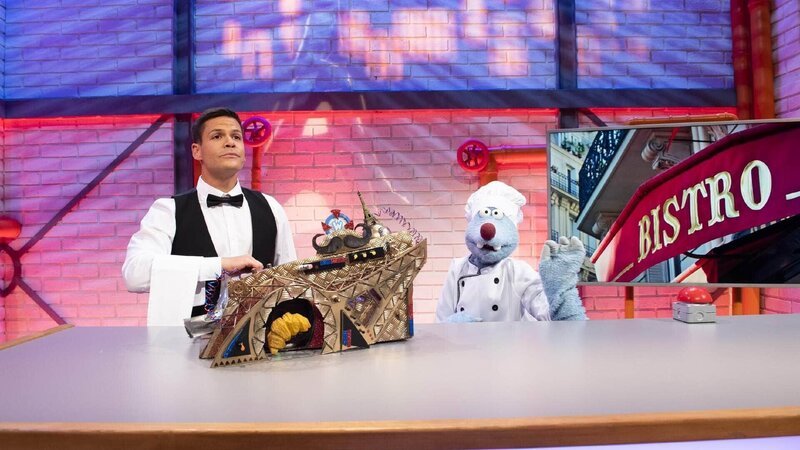 Woozle und Simón wollen eine Bildungsreise nach Paris machen, aber Woozle hat keine Lust auf die umständliche Zugfahrt. Deswegen hat er den Parisomat 3001 erfunden. – Bild: SUPER RTL