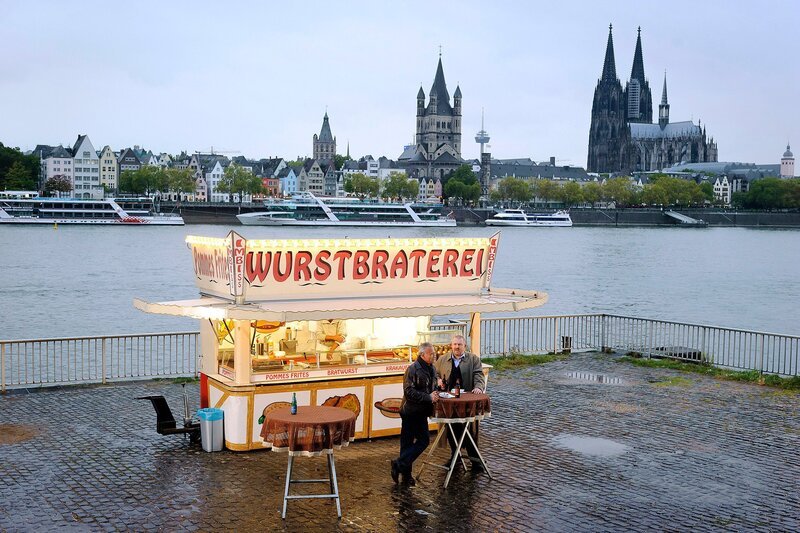 MDR Fernsehen TATORT: IHR KINDERLEIN KOMMET, am Mittwoch um 22:05 Uhr. Teambesprechung an der Wurstbraterei: Ob Max Ballauf (Klaus J. Behrendt) und Freddy Schenk (Dietmar Bär, r) die Kollegen aus Leipzig nochmal einschalten sollen? – Bild: NDR/​WDR/​Willi Weber