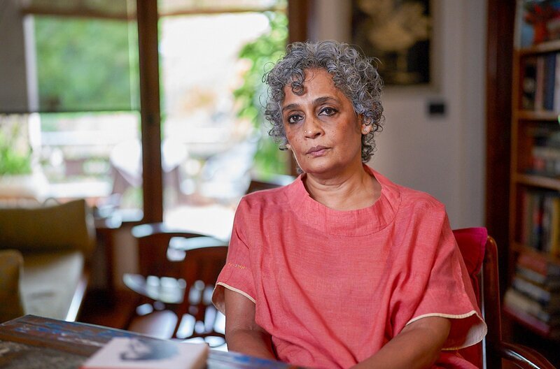 Arundhati Roy wurde 1997 mit ihrem Debütroman „Der Gott der kleinen Dinge“ über Nacht weltberühmt. Ihre Bücher sind meisterhafte Werke voller politischer Sprengkraft. – Bild: Medea Film/​Thomas Bresinsky