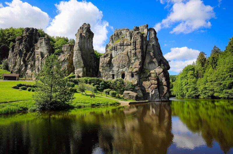Ein magischer Ort: Die rätselhaften Felsformationen der Externsteine entstanden vor mehr als 70 Millionen Jahren. An vielen Stellen finden sich Zeugnisse religiöser Kulturen. – Bild: WDR/​dpa/​Friso Gentsch