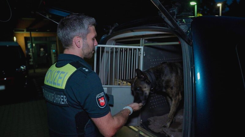 Colin Holste and police dog – Bild: Blueprint Media/​DMAX – Germany /​ Warner Bros. Discovery, Inc.