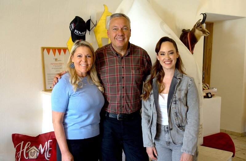 Fritz Strobl mit seiner Frau Bettina und Sasa Schwarzjirg. – Bild: ORF/​TVfriends