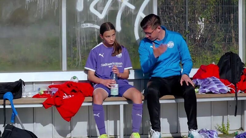 Coaching am Spielfeldrand: Eriona und die Mannschaft bekommen es mit einem aggressiven Gegner zu tun. – Bild: WDR/​Karin de Miguel Wessendorf/​Jennifer Günther/​Conny Beißler/​Gerardo Milsztein