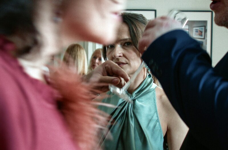 Auf ihrer 40-jährigen Geburtstagfeier erkennt Lena (Iringó Réti, Mi.) die wahren Gesichter ihrer „Freunde“. – Bild: SWR/​Filmakademie Baden-Württemberg