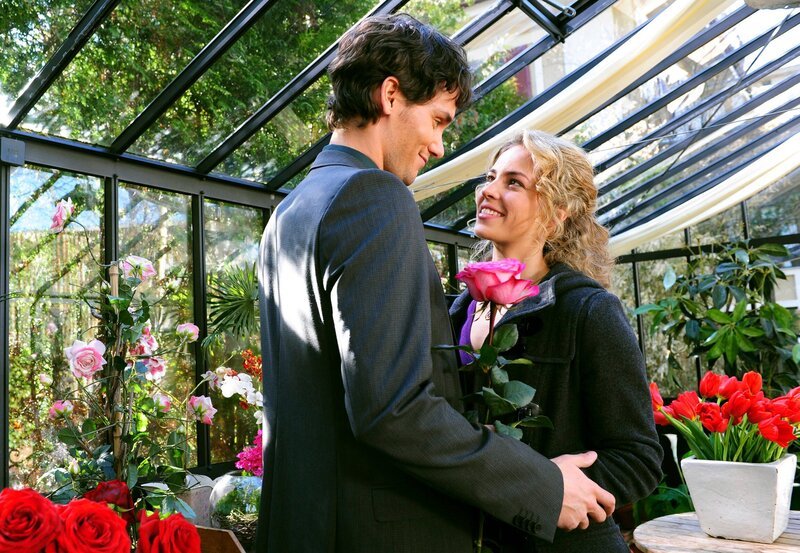 Moritz (Daniel Fünffrock, l.) schenkt Kristin (Nina Schmieder, r.) eine Rose als Zeichen seiner Liebe. – Bild: ARD/​Ann Paur
