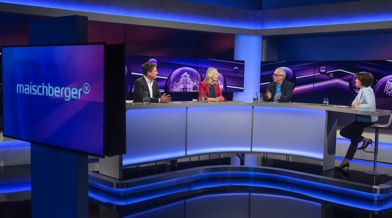Zu Gast bei Moderatorin Sandra Maischberger: v.l.n.r. Markus Feldenkirchen (Spiegel-Autor), Annett Meiritz (Internationale Korrespondentin beim Handelsblatt) und Christian Rach (Spitzenkoch und Moderator). – Bild: WDR/​Oliver Ziebe