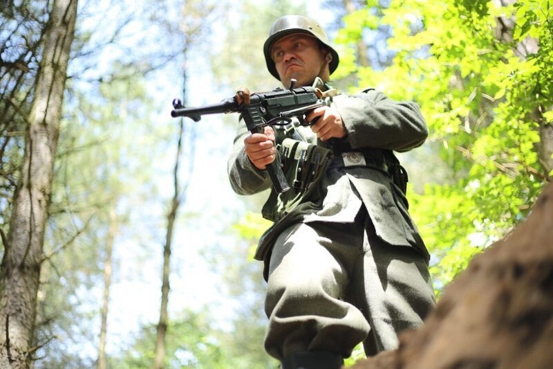 RE-CREATION – A SS soldier threatens workers who have been forced to work. – Bild: National Geographic Channels