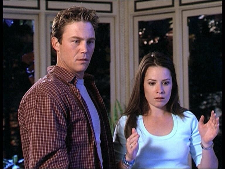 Piper (Marie Holly Combs, r.) ist frustriert über die fehlende Kontrolle ihrer neuen Kraft. Leo (Brian Krause, l.) ünterstützt sie, so weit er kann. – Bild: ATV2