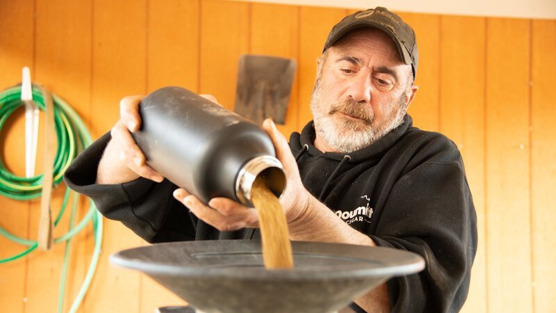 Chris Doumitt pouring gold – Bild: Raw TV