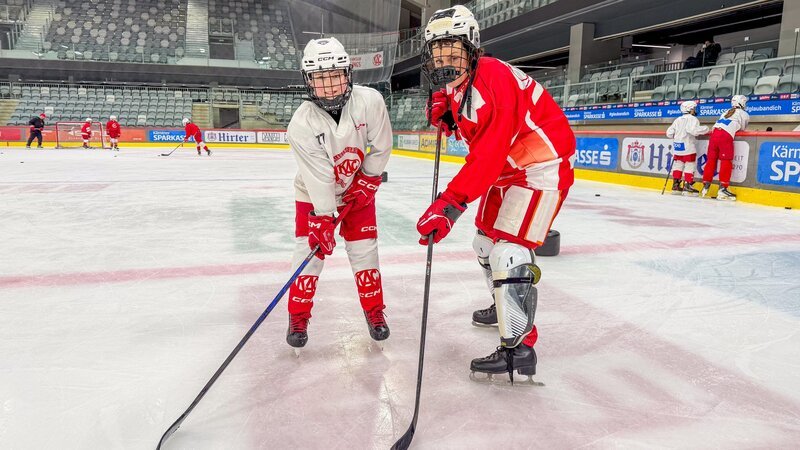 Esther besucht Raffael bei seinem Training. – Bild: ORF