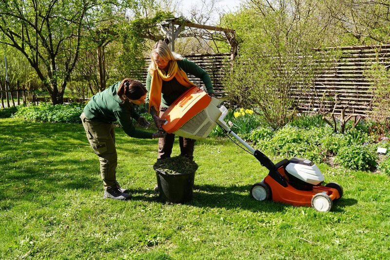 Die Gärtnerinnen auf der Garten Tulln geben einen fundierten Überblick über organische und mineralische Mulchstoffe: von Grasschnitt und Laub über Stroh und Häckselgut bis zu Hanfschäben oder Kies. – Bild: Leopold Mayrhofer/​Natur im Garten