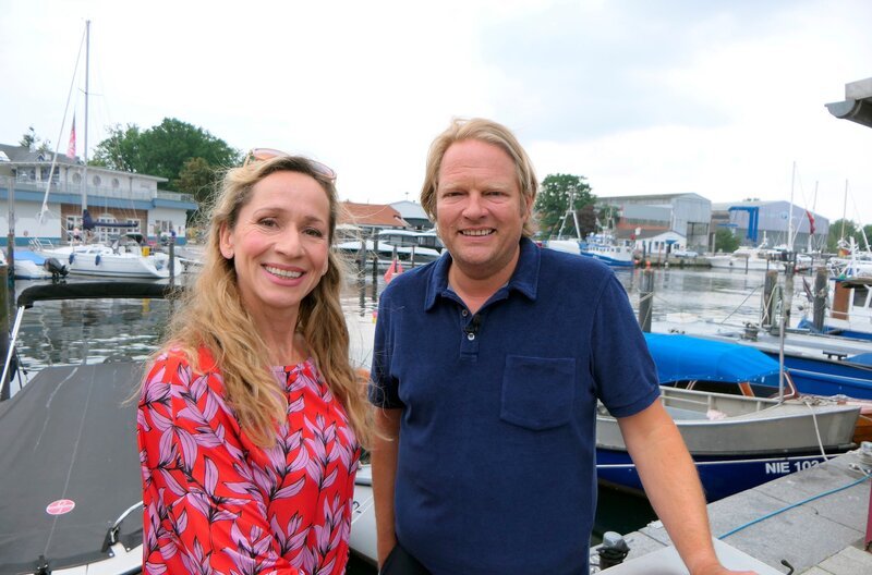 Für Björn Freitag (re.) und Tamina Kallert geht es diesmal auf kulinarische Entdeckungsreise in die idyllische Hansestadt Lübeck. – Bild: WDR/​2bild