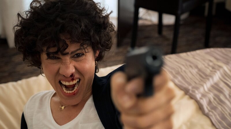 Stascha Novak (Jasmin Gerat) muss ihr Leben verteidigen. – Bild: ORF/​Constantin Film/​Conny Klein