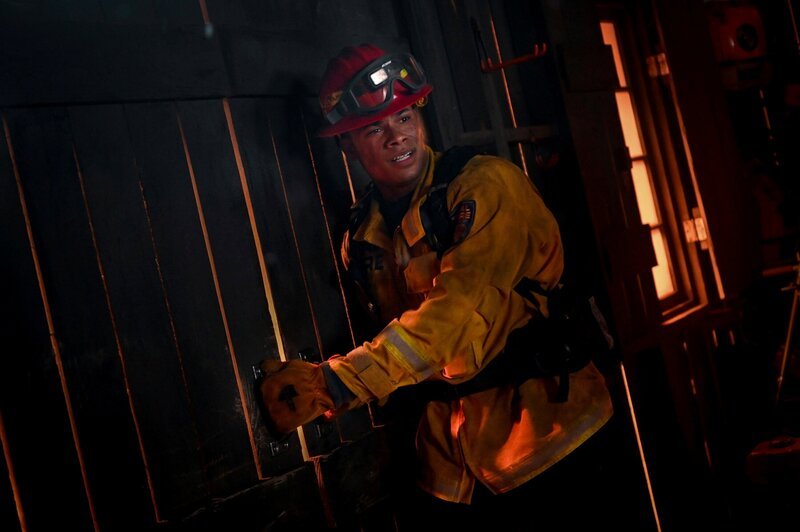 The station 42 crew must protect Edgewater and take cover when an extremely rare and dangerous fire tornado leaves lives in peril. Pictured: Jordan Calloway as Jake Crawford. – Bild: Sergei Bachlakov /​ CBS ENTERTAINMENT /​ CBS Broadcasting, Inc.