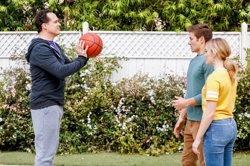 (v.li.): Diedrich Bader (Greg Otto), Peyton Meyer (Trip Windsor), Meg Donnelly (Taylor Otto). – Bild: ORF/​Disney/​ABC/​Raymond Liu