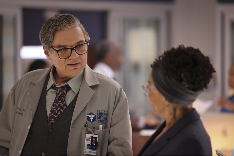 Chicago Med Staffel 10 Folge 6: Gespräch unter Freunden mit Oliver Platt als Dr. Daniel Charles und S. Epatha Merkerson als Sharon Goodwin. – Bild: NBC /​ George Burns Jr /​ NBCUniversal Media, LLC