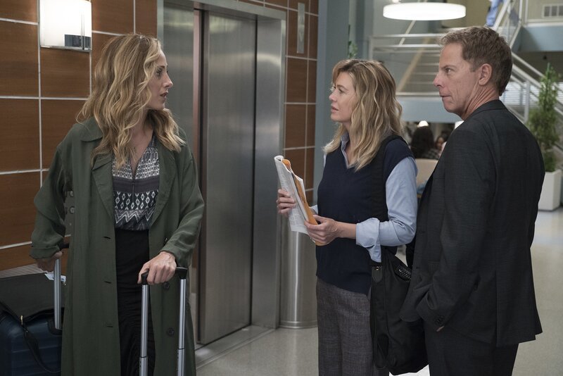 (v.l.n.r.) Dr. Teddy Altman (Kim Raver); Dr. Meredith Grey (Ellen Pompeo); Dr. Thomas Koracik (Greg Germann) – Bild: ABC Studios /​ Eric McCandless