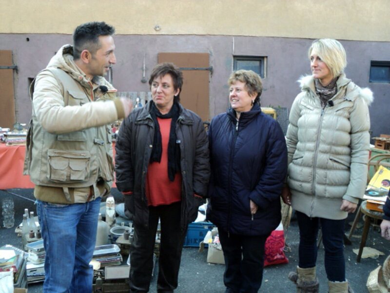 Trödelexperte Mauro Corradino (li.) steht Ute (2.v.li.), Lilly (2.v.re.) und Nina (re.) mit Rat und Tat zur Seite. – Bild: RTL II
