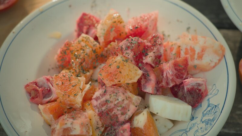 Ein erfrischender Salat aus frischen Blutorangen und wildem Fenchel, gewürzt mit Oregano. – Bild: National Geographic