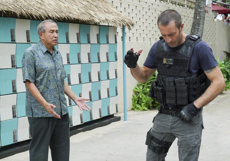 Während Jerry undercover in einer Psychartrie ist, müssen Steve McGarrett (Alex O’Loughlin, r.) und Sgt. Duke Lukela (Dennis Chun, l.) dessen Enkelin aus den Fängen ihrer Entführer retten … – Bild: 2018 CBS Broadcasting, Inc. All Rights Reserved. /​ Karen Neal Lizenzbild frei