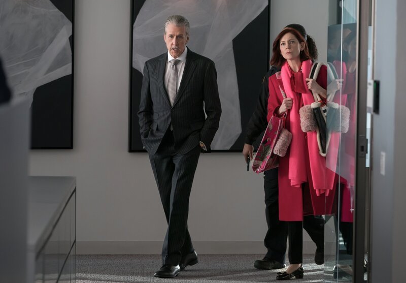 Pictured (L-R): Alan Ruck as Peter Henderson and Carrie Preston as Elsbeth Tascioni – Bild: CBS /​ CBS Broadcasting, Inc. All Rights Reserved.
