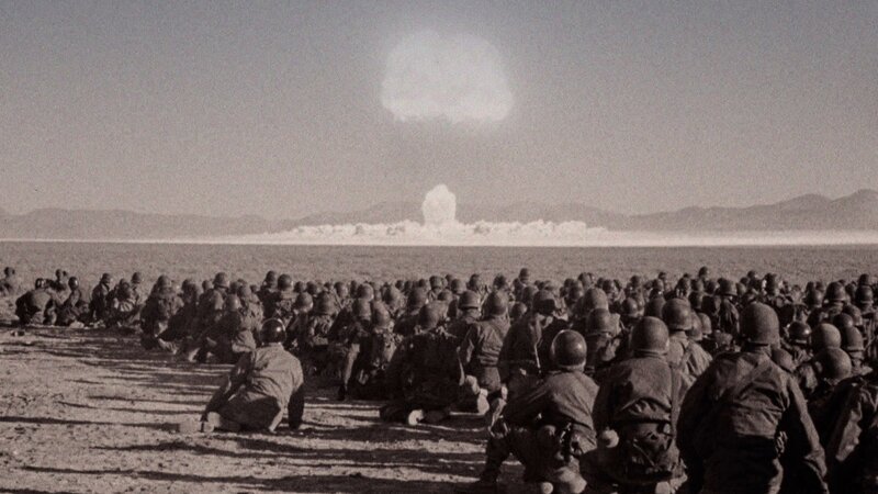 Eine Gruppe von Soldaten kniet und ist einer starken Explosion zugewandt. – Bild: uklibscre /​ THE HISTORY CHANNEL /​ A+E Global Media